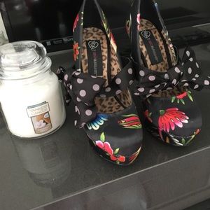 Size 6.5 Just Fab black satin floral heels